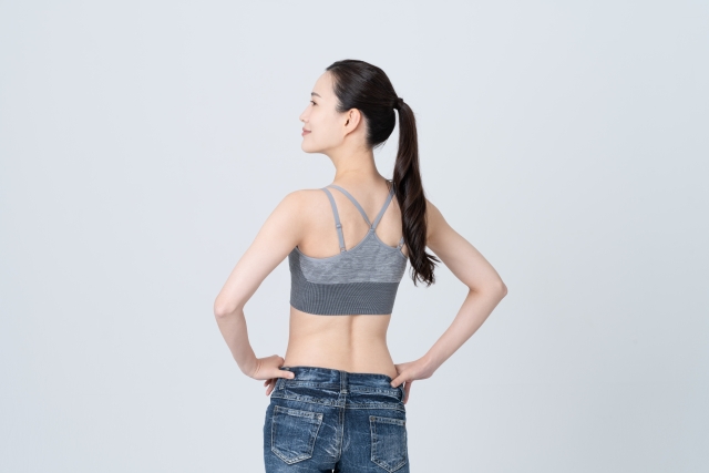漢方と食事管理、運動を組み合わせてダイエットする女性