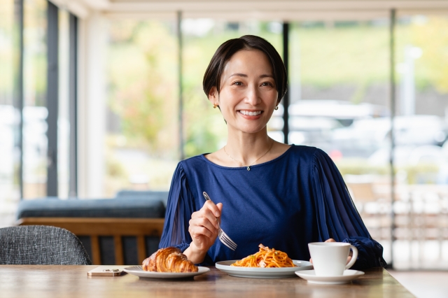 食事をする40代女性
