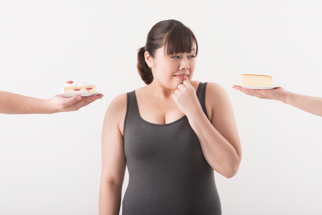 食べ物を食べたい太った女性