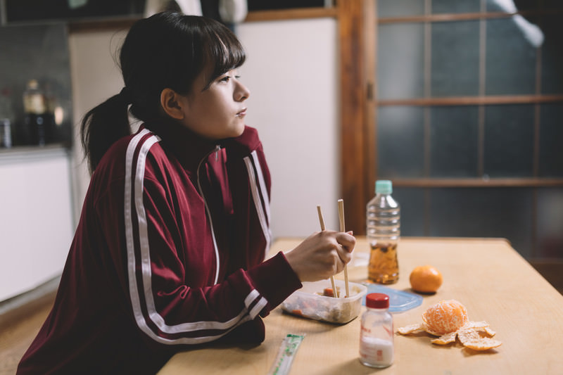 食べないダイエットをする女性