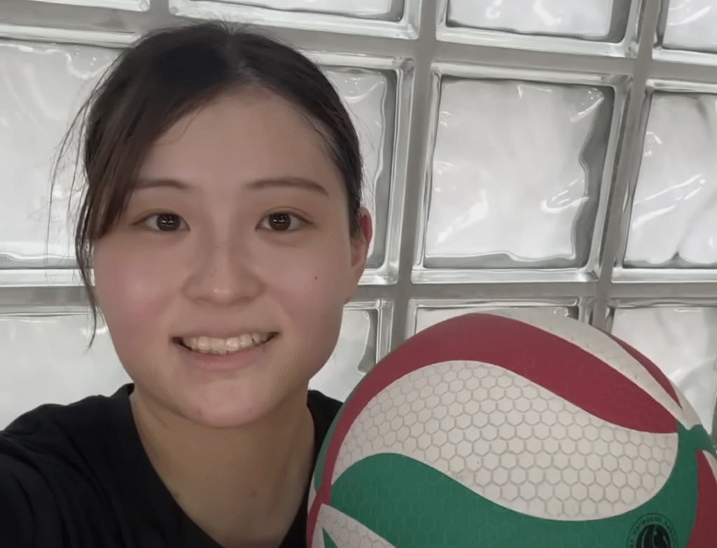 バレーボールをする女性