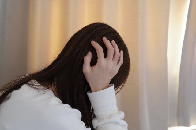 悩む女性