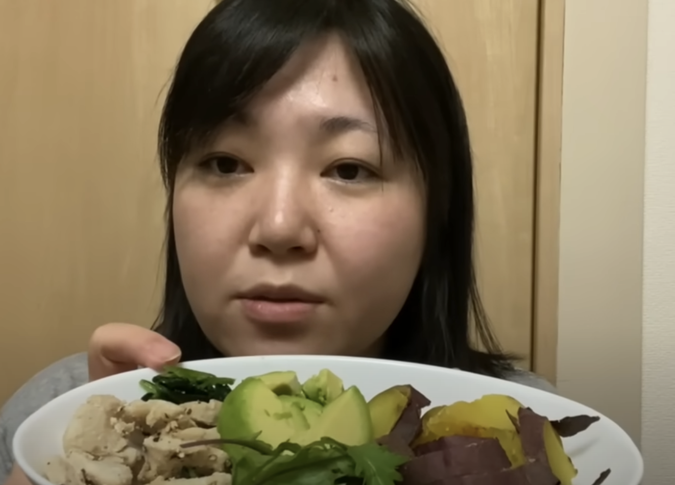 食事管理を行う女性