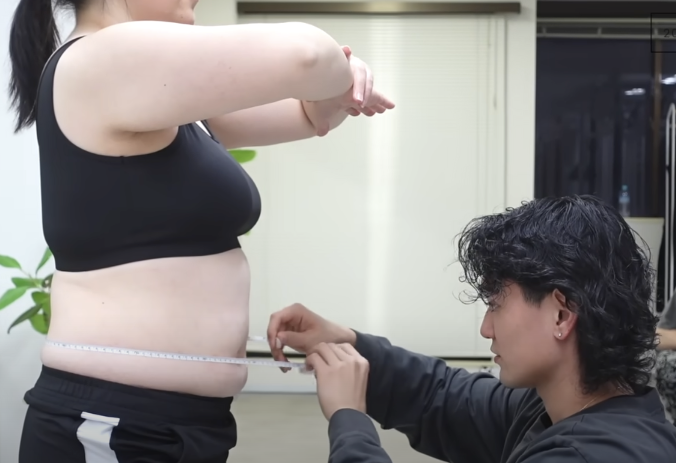 ダイエットの中間計測を受ける女性