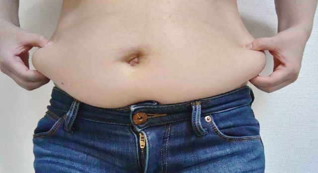 痩せた後も皮が余っている男性