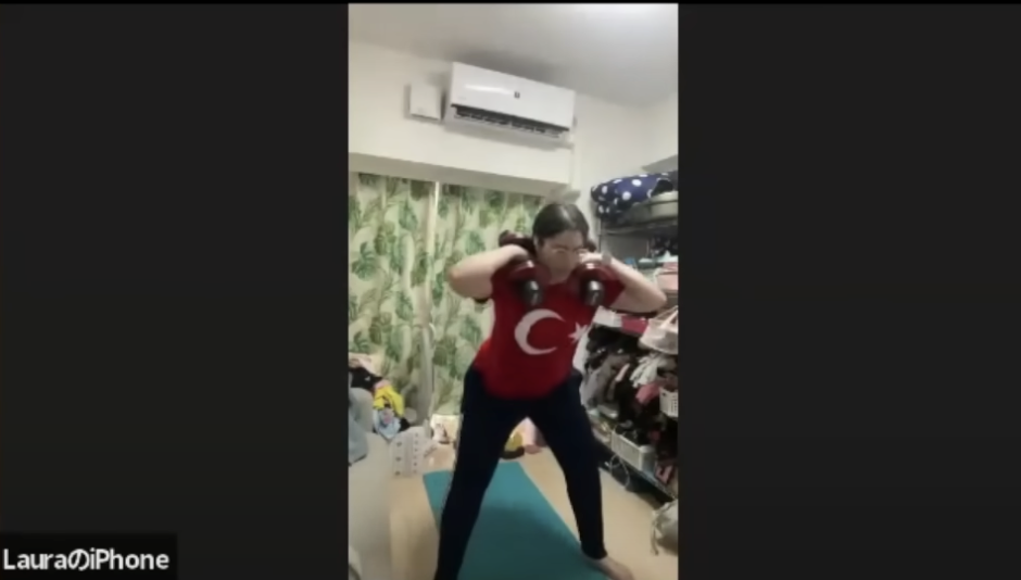 筋トレする女性