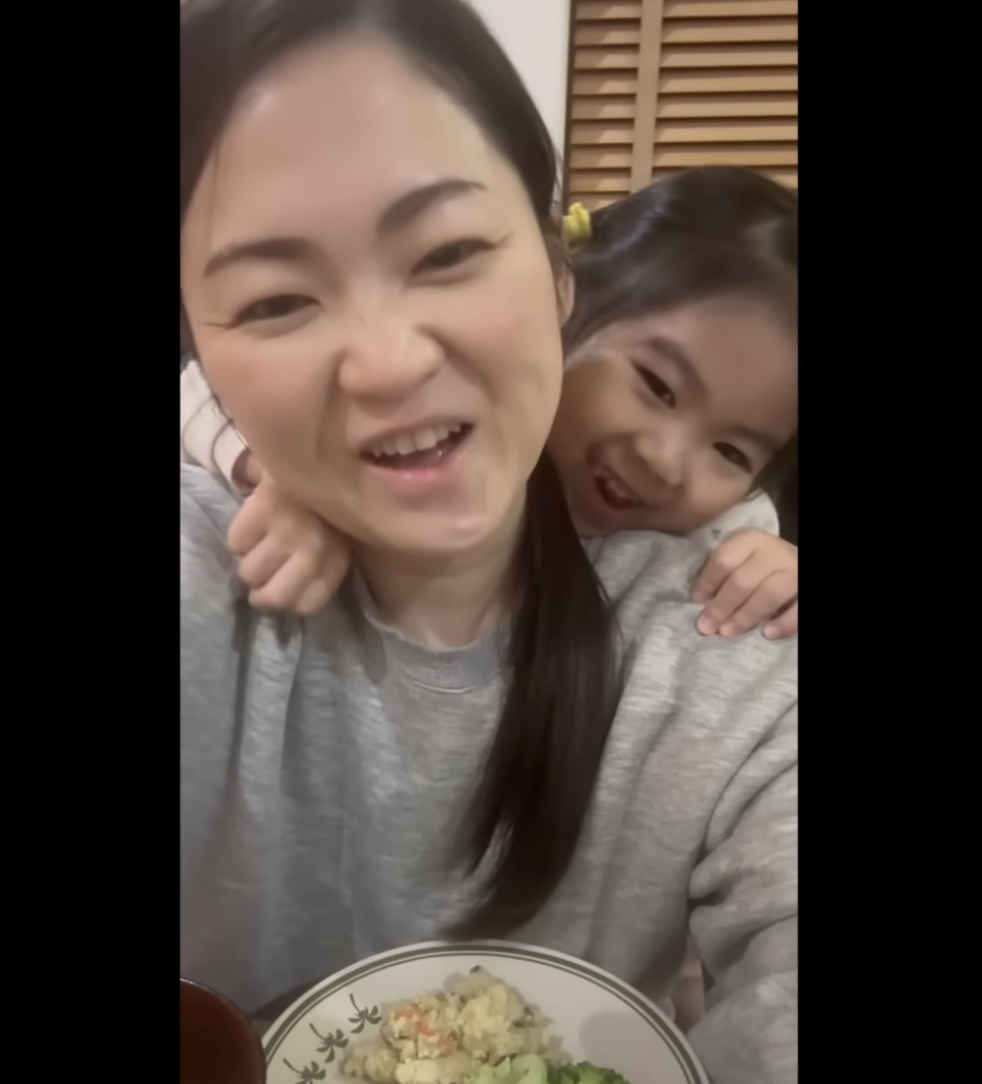 40代女性がダイエットの食事を家族とともにする様子